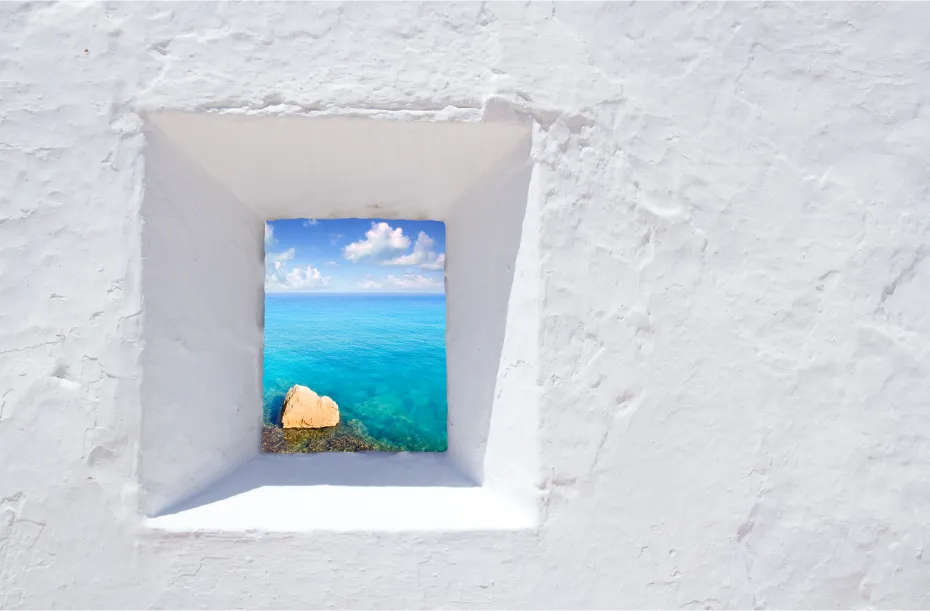 Vue sur Formentera depuis une petite fenêtre à Ibiza