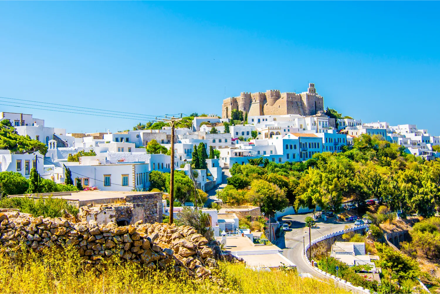 Vue de Patmos Chora avec son château dominant en arrière-plan