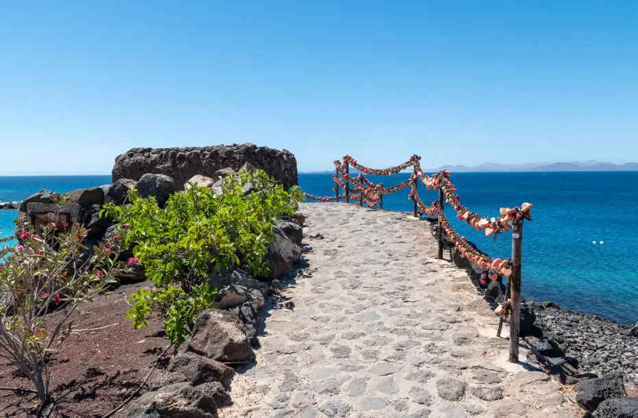 La magnifique promenade pavée de Playa Flamingo à Playa Blanca, Lanzarote