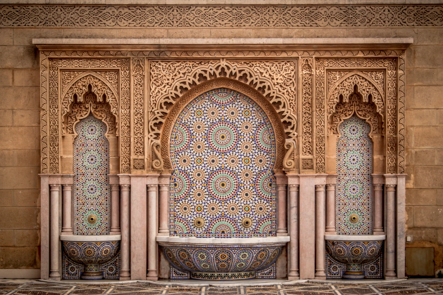 Splendide embarcation sur une fontaine à Nador. Architecture marocaine